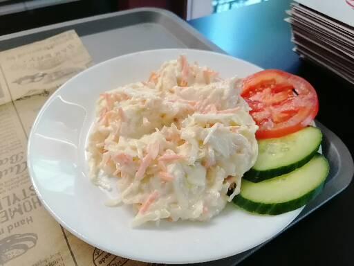 Teller mit Coleslaw und knusprigen Hähnchenteilen bei Fritti Chicken Dresden