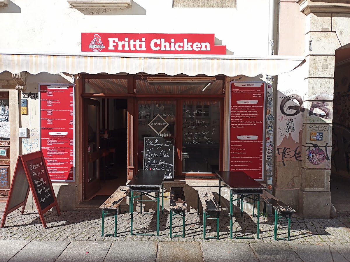 Fritti Chicken, Görlitzer Str. 13 in Dresden – rotes Ladenschild über dem Eingang